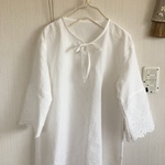 スカラップレースコットンの肩落ち袖フリルチュニック