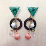 エメラルド 三角×ウッド×ランダムパーツ 大振りピアス