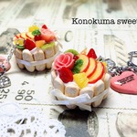 バラとフルーツのシャルロットケーキのキーホルダー