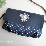 花柄刺繍のツータックポシェト・紺色系