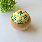 ピンクッション 黄色いお花