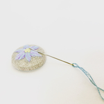淡いブルーの花の針休め