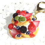 フェイクスイーツ*ミックスベリーパンケーキ*カニカンチャーム*スイーツデコ