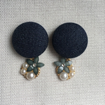 デニムくるみボタンのピアス/イヤリング〜揺れる花とともに