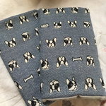 ブルドッグ×ボーダーのリバーシブルよだれカバー