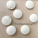 〈German vintage〉  オペーク クリーム アクリル フラットラウンド ビーズ （4個 ）