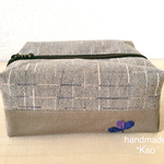 青い小花刺繍のポーチ