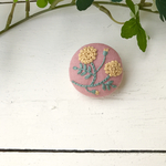 刺繍ブローチ マリーゴールド (いちごみるく)
