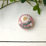 刺繍ブローチ カモミール (いちごみるく)
