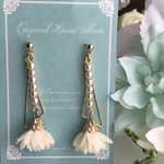 ホワイトフラワータッセルピアス・イヤリング