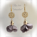 【グレージュ】フリルタッセルピアス