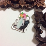 黒猫とバラの花瓶のレジンブローチ（バッジ、プラ板、プラバン）