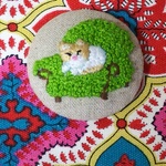 刺繍 ソファーで眠るネコブローチ