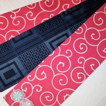 [三河芯が入ってこの値段]長尺綿半巾帯(コーラルピンク唐草と格子）　レース飾り半幅帯　浴衣帯