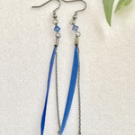 ブルーの羽ピアス