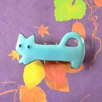 長い猫の帯留め（青磁）