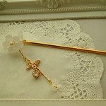 白いお花の花束と舞う蝶のかんざし