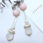 ピンクマットカボションとオウム貝ビーズのアクセサリー