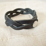 三つ編みレザーブレスレット[ブラック]