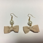 ベージュのリボンとパール調ビーズのピアス