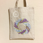 青い小花とラベンダーリースの羊毛刺繍トート（コットンリネン）