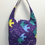  【お値下げ】ワンショルダーのバッグ（雨の中を飛ぶ鳥たち）