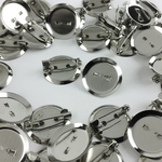 送料無料　ブローチピン　20mm　ベース 台座付き　50個　シルバー　台座20mmピン20mm　バッジピン　コサージュ ピン　金具　ブローチ アクセサリー パーツ　ハンドメイド 素材 （AP0203）