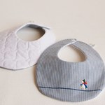 【リバーシブルスタイ】ペンギン手刺繍×フラワーレースキルティング（ブルー×白）