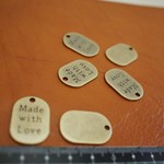CH06A ハンドメイドチャームHandmade　アンティークゴールド色　18*25mm/５個