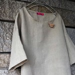 リネンカラー　北欧バードブローチ付き　ゆったり肩落ちワンピース