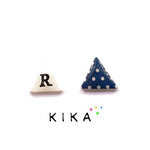 アルファベット×ドットのピアス