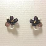 黒い花とピンクのビーズのピアス