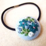 ブルー花刺繍 くるみボタンヘアゴム