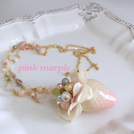 チェコビーズがキラキラかわいい❤︎ほんのりピンクの白イチゴのネックレス（ピンク+ホワイト）