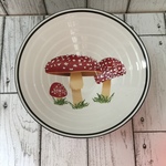 ベニテングタケのスタイリッシュなサラダボール