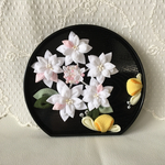 つまみ細工　（アレンジつまみ）「ガクアジサイとお散歩かたつむり」　半月盆タイプ