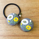 二つのお花の刺繍ヘアゴム・ブローチ