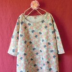 【セール】ちょうちょとお花　ゆったりワンピース　グレー 