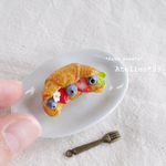 クロワッサンサンドのブローチ＊いちご&ブルーベリー