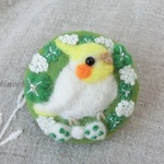クローバー咲くブローチ◆オカメインコ◆刺繍◆インコ