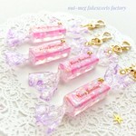【アウトレット品】ピンク＆パープルの四角いパステルキャンディチャーム（キーホルダー）