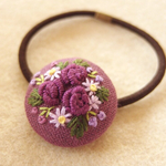 紫のバラのブーケ刺繍 くるみボタンヘアゴム