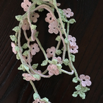 桜ピンクの花のラリエット