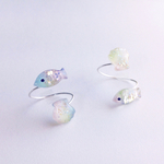 ✴︎再販×4✴︎オーロラうろこのお魚リング(ワイヤーはゴールドへ変更しました)