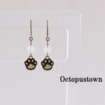 月の力をもつ石 ムーンストーンと猫の肉球のピアス（金古美）