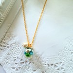 本物のお花を閉じ込めたガラスボールとコットンパールのネックレス