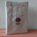 wacchiman専用ページ　緑っぽいお花刺繍の文庫本サイズのブックカバー
