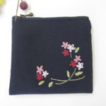 刺繍のミニポーチ（紺・デイジー）