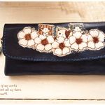 ＊ 猫ちゃんたちとお花の 紺色の長財布