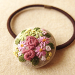 ピンクバラのブーケ刺繍 くるみボタンヘアゴム
